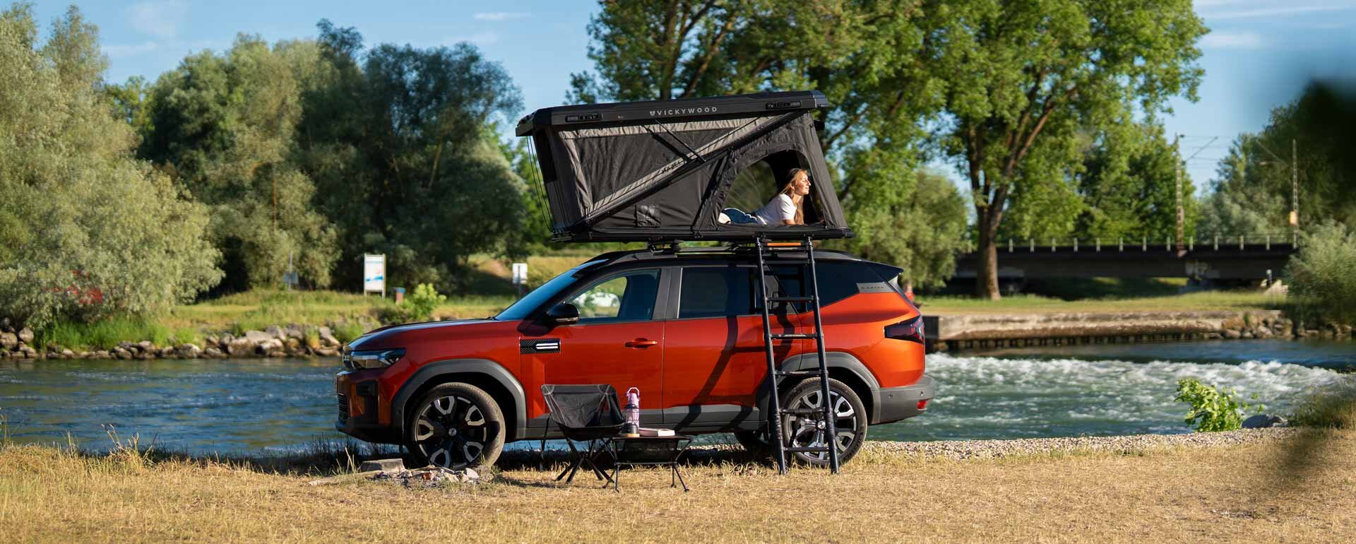 Dacia with rooftop tent by the river