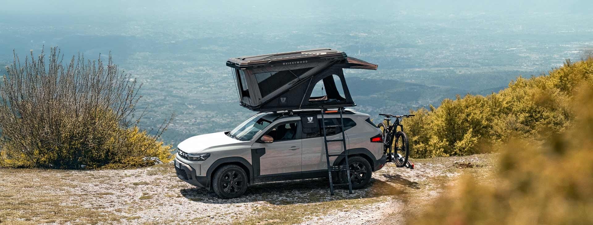 Dacia mit Hartschalen-Dachzelt in der Natur