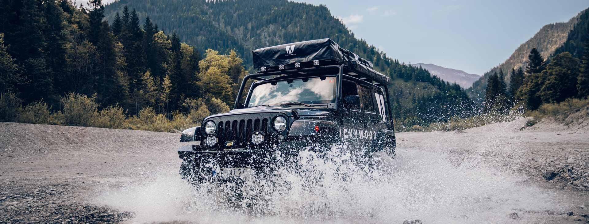 Jeep Wrangler with VICKYWOOD Rooftop Tent offroad.