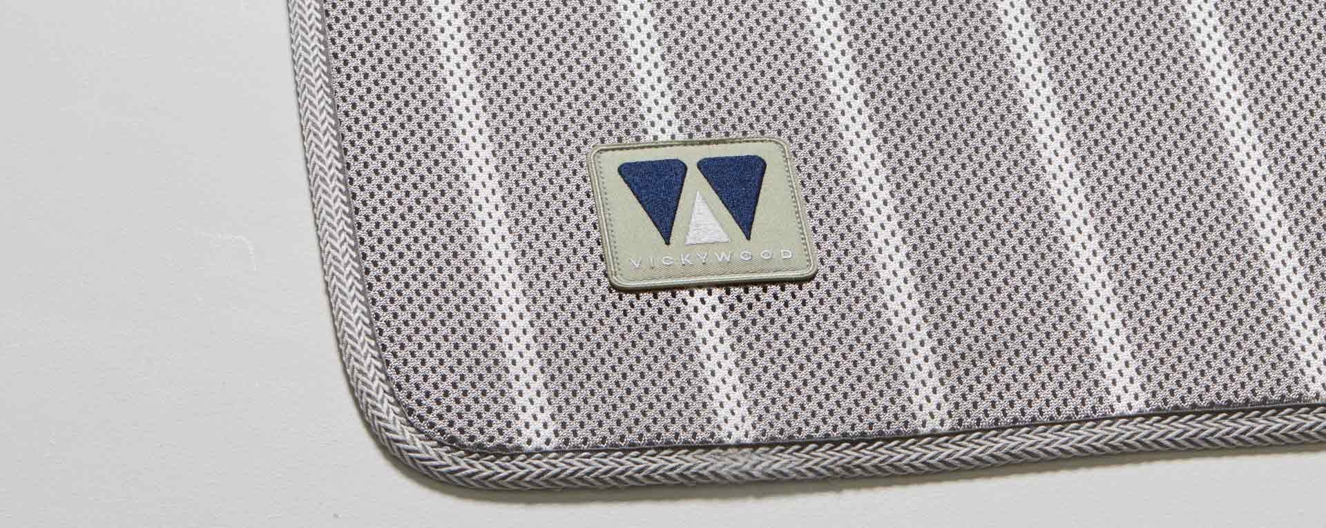 Detailaufnahme einer Mesh-Unterlage mit VICKYWOOD Logo