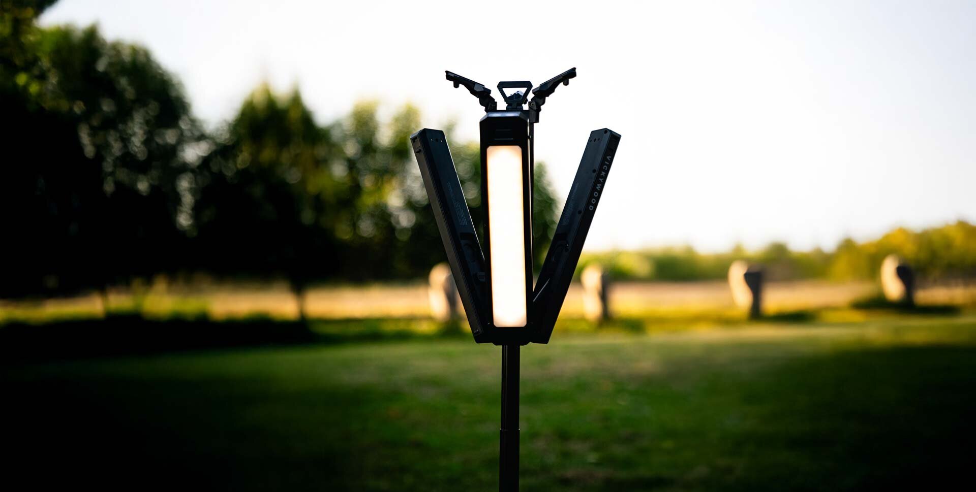 Stativ-Campinglampe auf Wiese