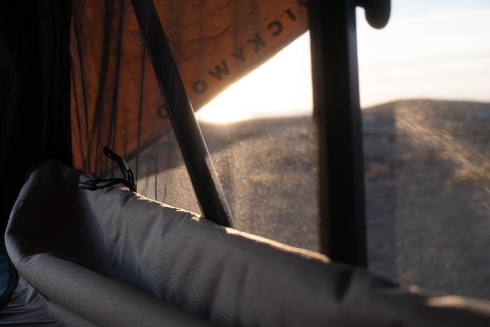Separately closable mosquito net and window fabric.