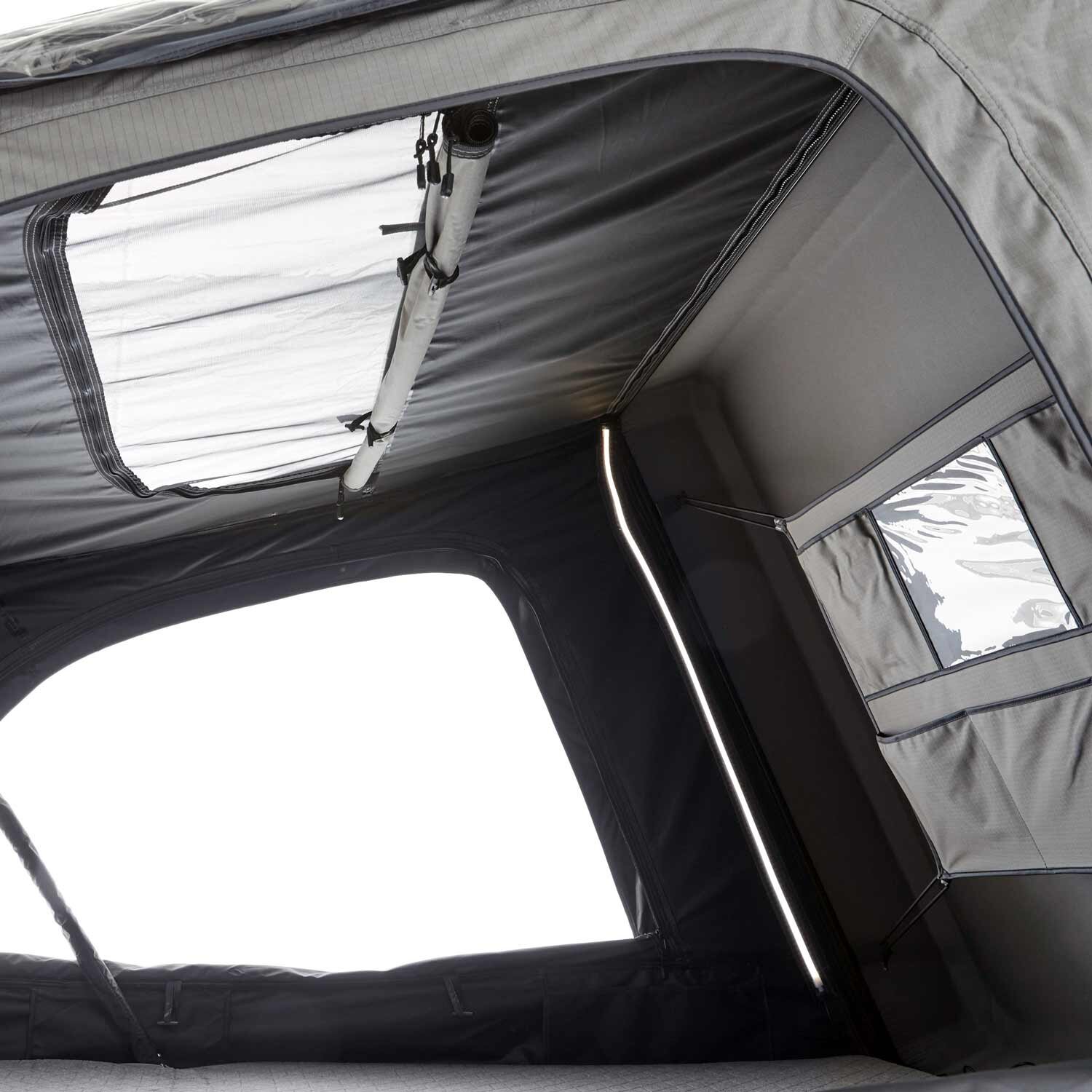 Gro�e Fenster, Beleuchtung und Organizer im Dachzelt