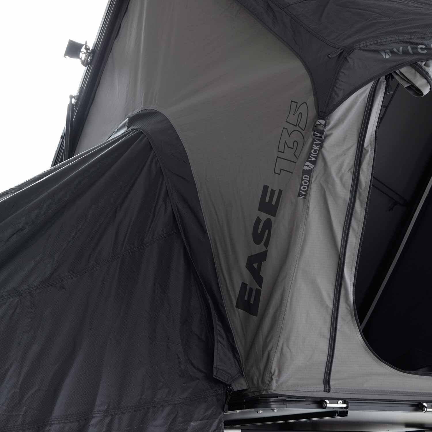 Weather-protected entrance to the roof tent.