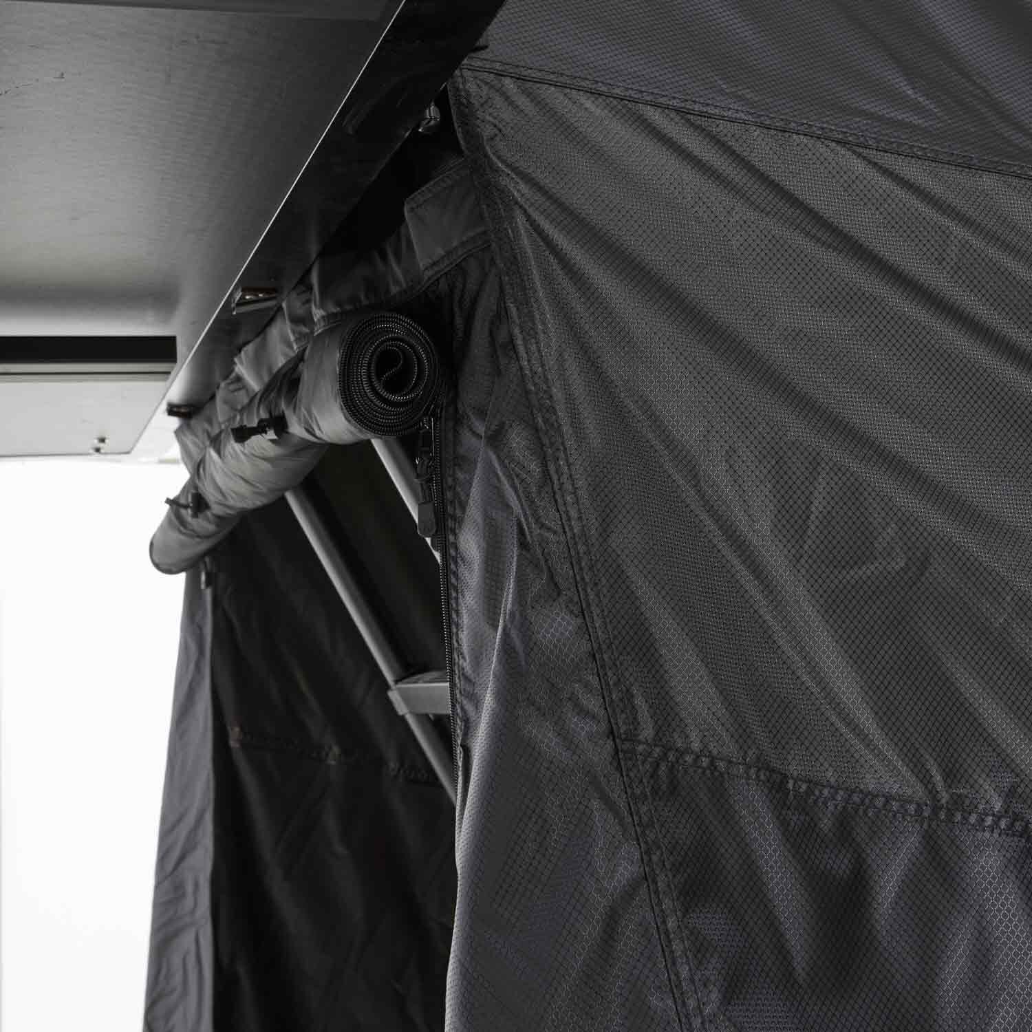 Tailor-made attachment to the roof tent.
