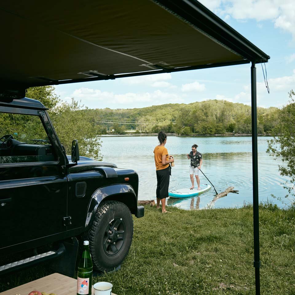 Side awning with two telescopic supports.