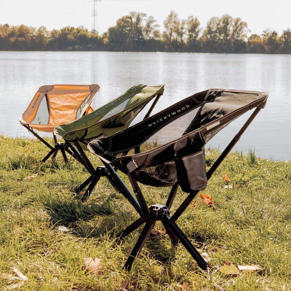 Kompakter Campingstuhl in drei Farben. 