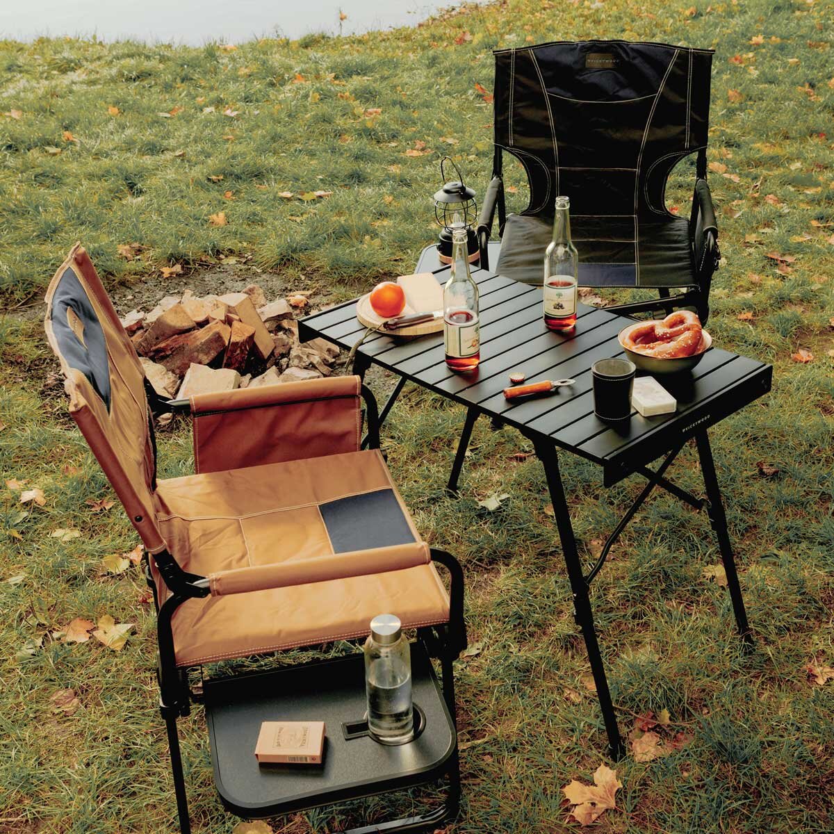 CAMP HORIZON Campingst�hle in desert-earth und black.