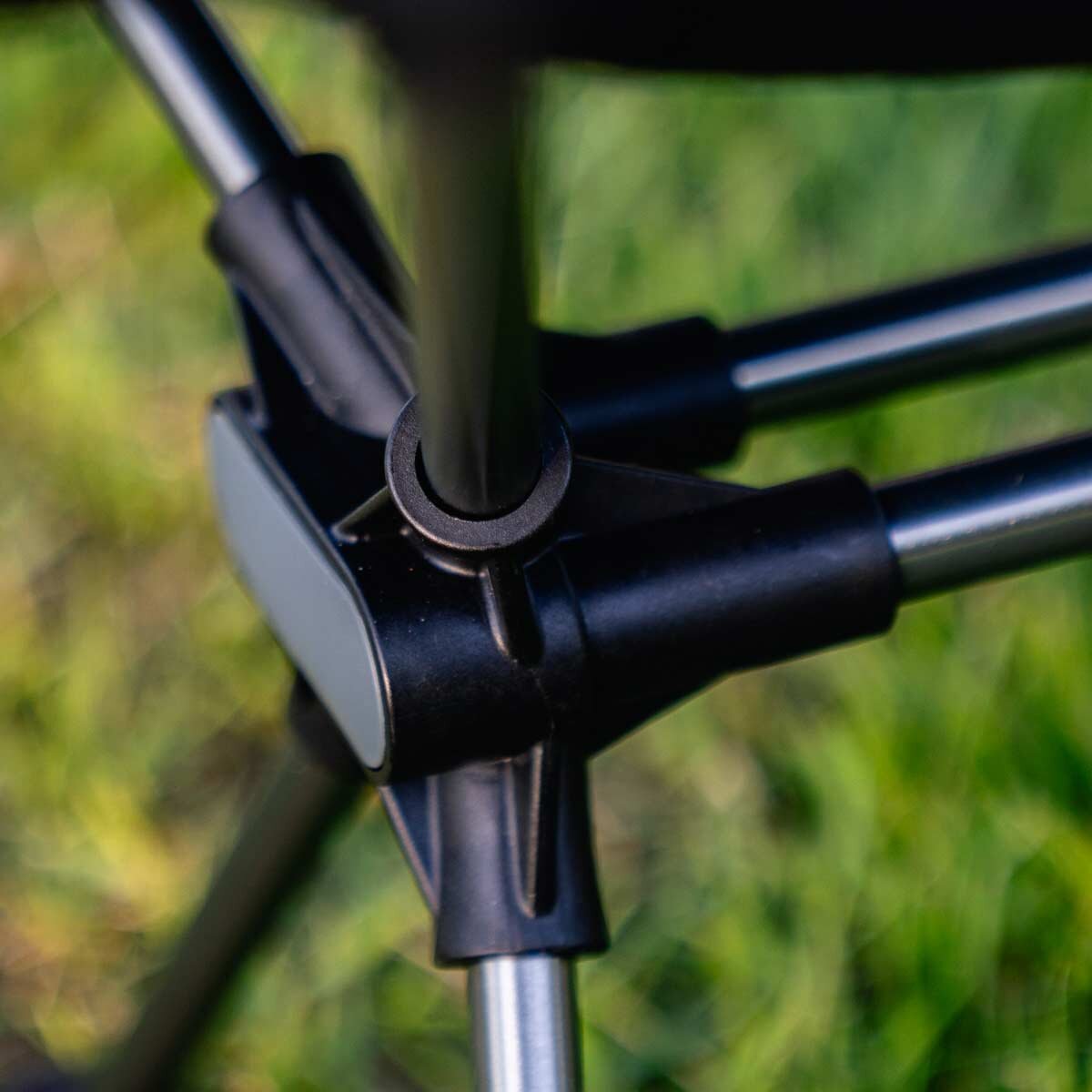 Robustly constructed from polyester and aluminium.