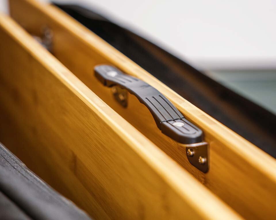 Practical carry handle on the camping table.