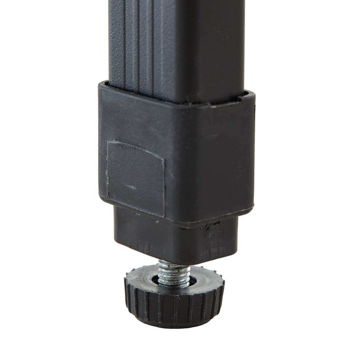Individually adjustable table feet.