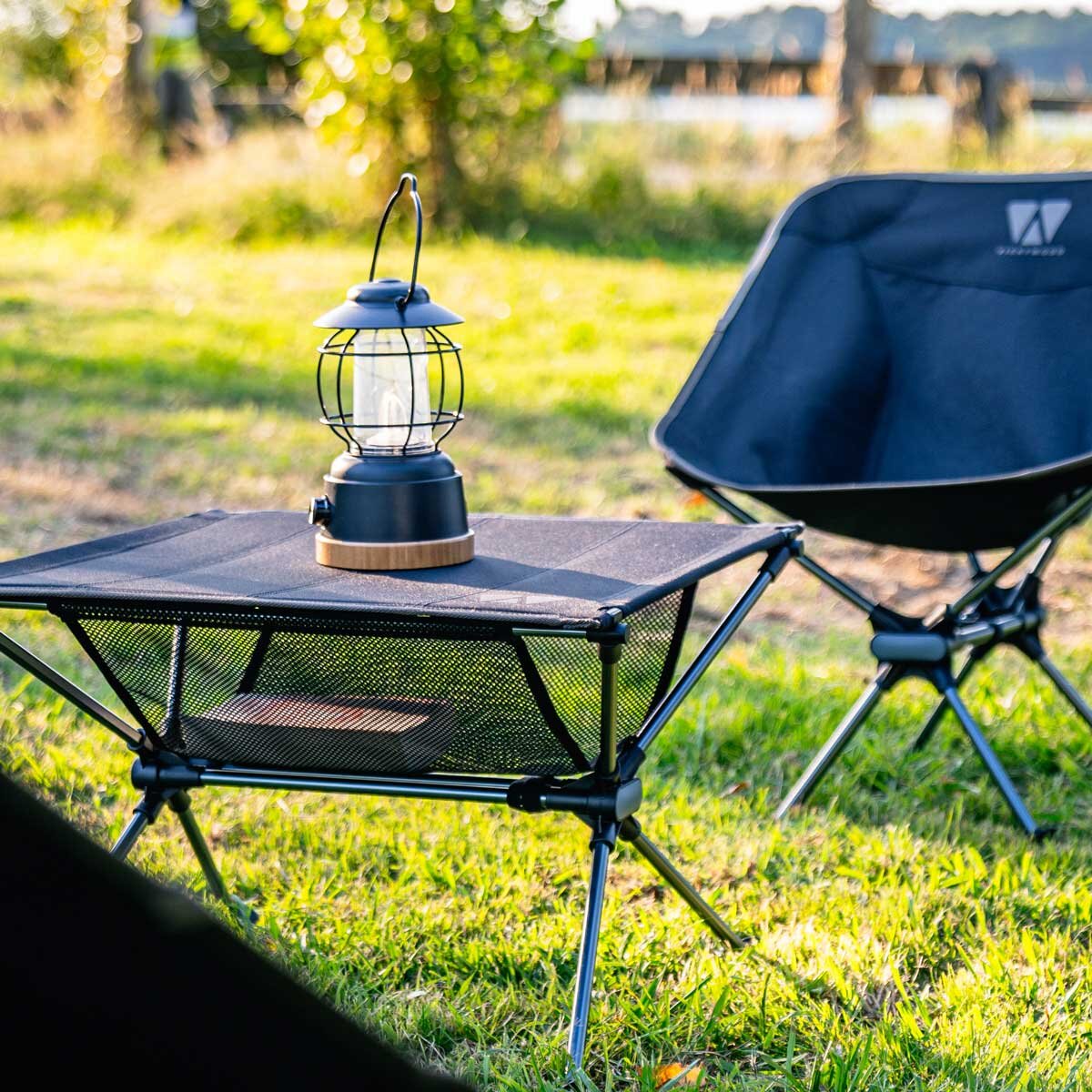 Kompakter Campingtisch mit passenden St�hlen.