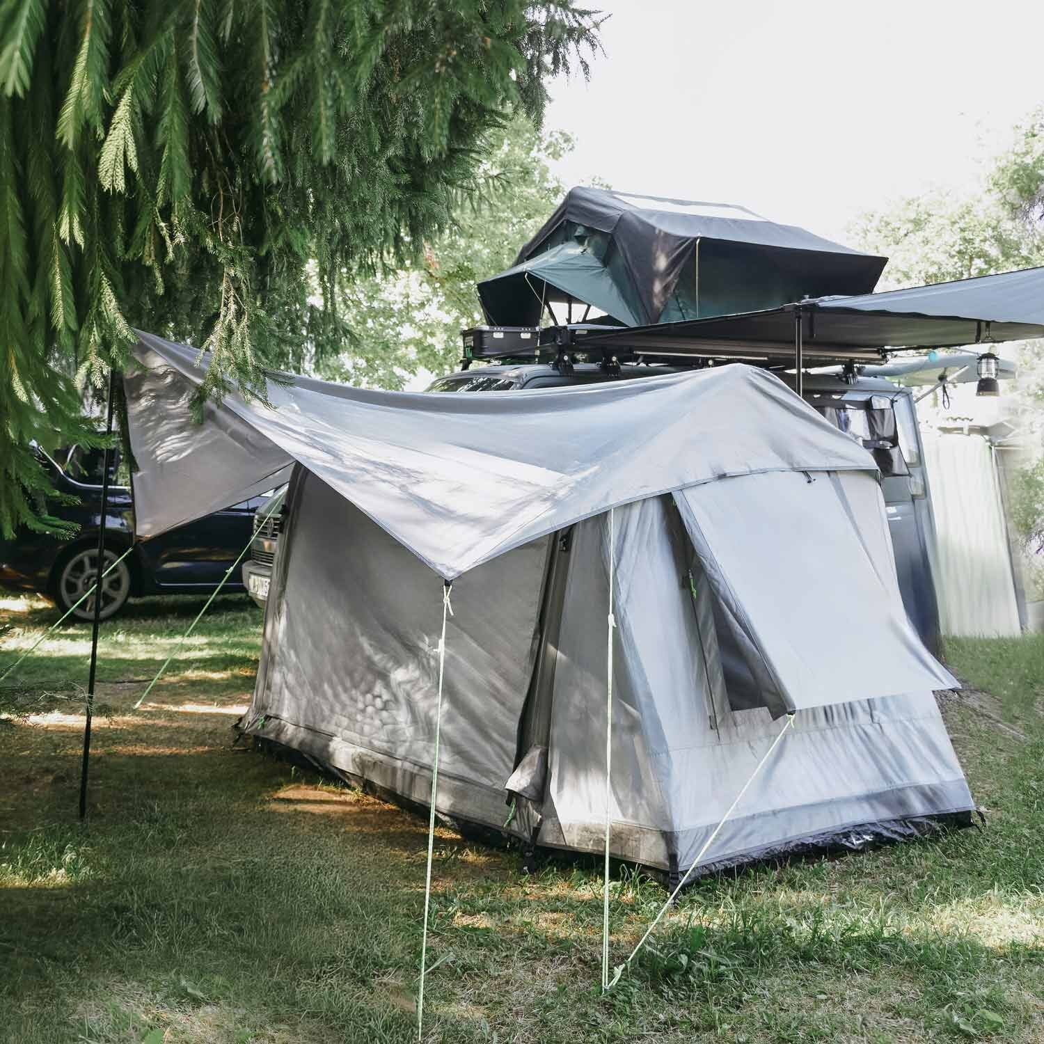 VICKYWOOD AIRTENT 140 freistehendes Zelt neben Fahrzeug im Camp